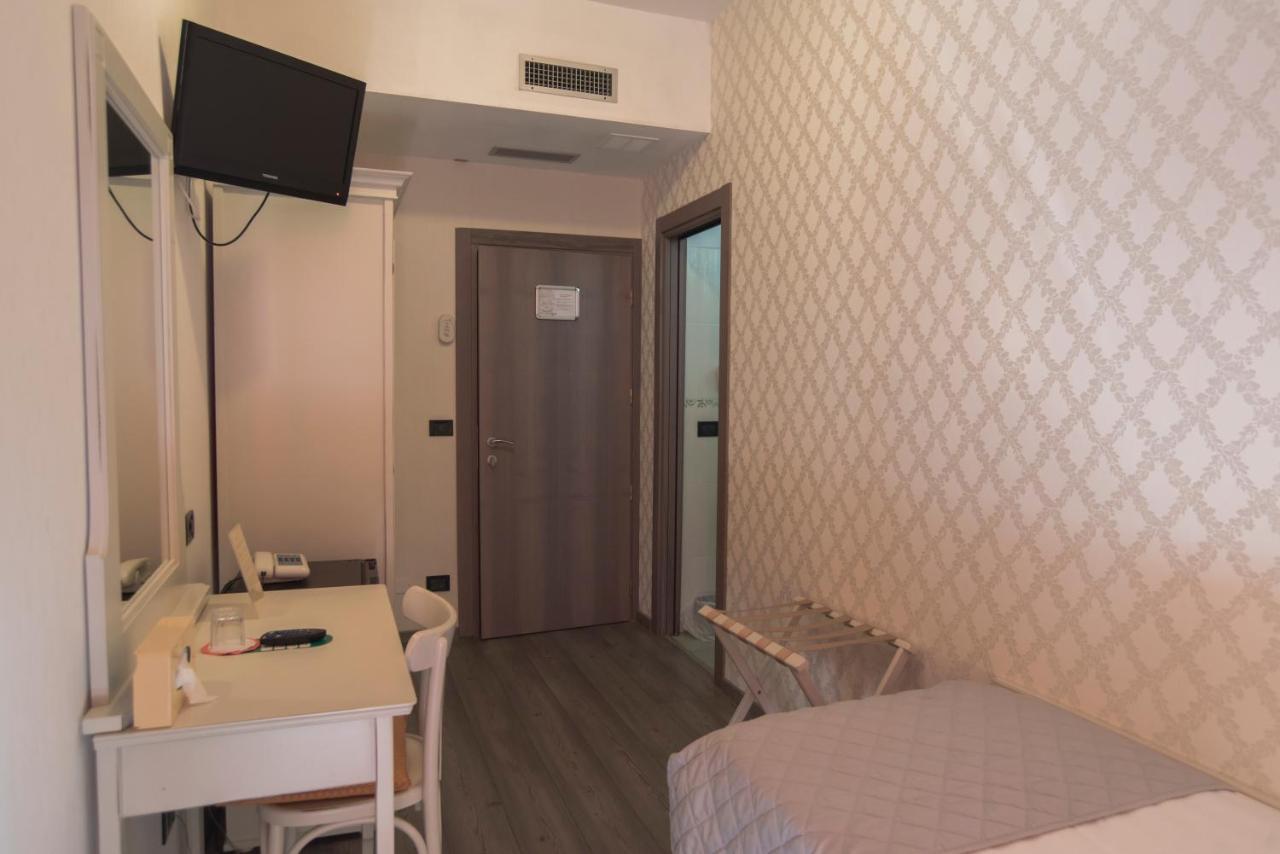 Hotel Marisa ألبينغا المظهر الخارجي الصورة